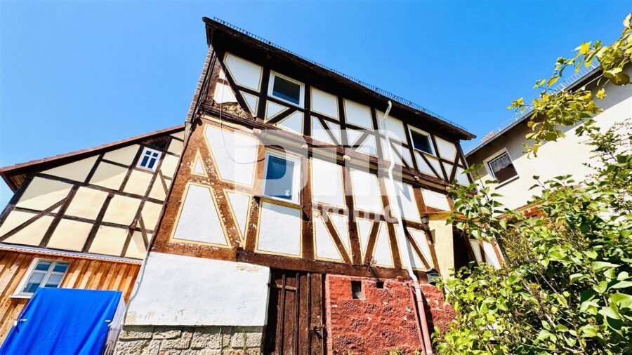 2 Einfamilienhäuser in gesuchter Wohnlage mit viel Potenzial zum Paketpreis - Frontansicht Haus Fachwerk